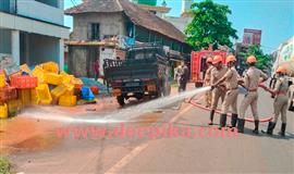 മീ​ന്‍​ലോ​റി മ​റി​ഞ്ഞ് റോ​ഡി​ലേ​ക്ക്  മ​ലി​ന​ജ​ലം ഒ​ഴു​കി