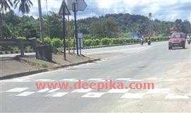 സ​ർ​വീ​സ് റോ​ഡി​ലേ​ക്കു തി​രി​യാൻ  സൂ​ച​നാ​ബോ​ർ​ഡും വെ​ളി​ച്ച​വു​മി​ല്ല