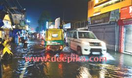 അ​പ്ര​തീ​ക്ഷി​ത​ മ​ഴ​യി​ൽ  നാ​ടും ന​ഗ​ര​വും വെ​ള്ള​ത്തി​ൽ
