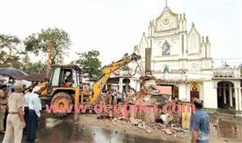 ദേ​ശീ​യ​പാ​ത വി​ക​സ​നം: ചേ​പ്പാ​ട് പ​ള്ളി​യു​ടെ  കു​രി​ശ​ടി​യും മ​തി​ലും പൊ​ളി​ച്ചു