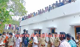 അ​​യ​​ര്‍​ക്കു​​ന്നം നി​​വാ​​സി​​ക​​ള്‍ ഉ​​ണ​​ർ​​ന്ന​​തു  ഞെ​​ട്ടി​​ക്കു​​ന്ന വാ​​ർ​​ത്ത​​ക​​ൾ കേ​​ട്ട്