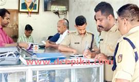 2.16 ല​ക്ഷം രൂ​പ​യു​ടെ ടി​ക്ക​റ്റും  പ​തി​നാ​യി​രം രൂ​പ​യും മോ​ഷ​ണം പോ​യി