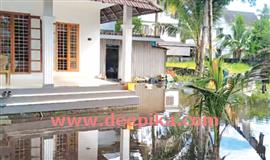 പൊ​തു​തോ​ട് സ്വ​കാ​ര്യ​വ്യ​ക്തി കൈ​യേറി  മ​തി​ൽ​കെ​ട്ടി; കു​ടും​ബ​ങ്ങ​ൾ വെ​ള്ള​ക്കെ​ട്ടി​ൽ