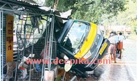 മ​ത്സ്യ​വാ​ൻ ക​ട​യി​ലേ​ക്ക് ഇ​ടി​ച്ചുക​യ​റി; ഡ്രൈ​വ​ർ​ക്ക് പ​രി​ക്ക്
