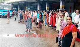 പ​രാ​തി​യി​ല്‍ കേ​സെ​ടു​ത്തു;  സ്വ​കാ​ര്യബ​സു​ക​ള്‍ പ​ണി​മു​ട​ക്കി