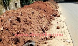 അ​ഴു​ക്കു​ചാൽമാ​ലി​ന്യം റോ​ഡ​രി​കി​ൽ ത​ള്ളി