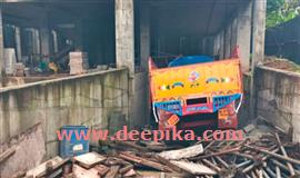 നെ​ല്ലാ​യി​യി​ല്‍ ലോ​റി കെ​ട്ടി​ട​ത്തിന്‍റെ  ബേ​സ്‌​മെ​ന്‍റി​ലേ​ക്ക് ഇ​ടി​ച്ചു​ക​യ​റി
