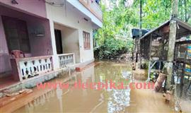 വെ​ള്ള​ക്കെ​ട്ട് ഒ​ഴി​യു​ന്നി​ല്ല,  ക്യാ​മ്പി​ലേ​ക്ക് കൂ​ടു​ത​ൽപേ​ർ
