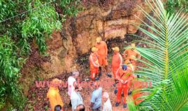 ചെ​റു​വ​ത്തൂ​ർ കു​ള​ങ്ങാ​ട്ട് മ​ല​യി​ൽ വി​ള്ള​ൽ;  സ​മീ​പ​പ്ര​ദേ​ശ​ങ്ങ​ൾ അ​പ​ക​ട ഭീ​തി​യി​ൽ