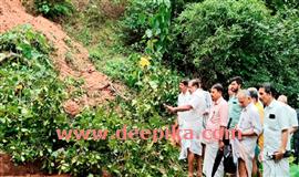 വീ​ടു​ക​ൾ​ക്ക് സ​മീ​പം കു​ന്നി​ടി​ഞ്ഞു വീ​ണു