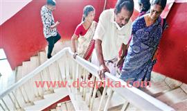 പ​ടി​ക​യ​റി വലഞ്ഞ് ഡ​യാ​ലി​സി​സ് രോ​ഗി​ക​ൾ