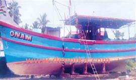 മ​ത്സ്യ​ബ​ന്ധ​ന വ​ള്ളം ക​ട​ലി​ൽ തകർന്നു; കണ്ടെയ്നറിൽ തട്ടിയെന്ന് സംശയം