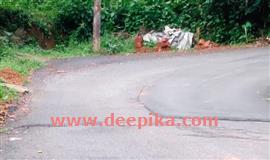 പെ​രു​മ്പ​ട​വ്-തി​മി​രി റോ​ഡ് ത​ക​ർ​ന്നു