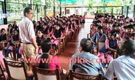 കു​ട്ടി​ക​ളു​മാ​യി സം​വ​ദി​ച്ച്  പാ​ഠ​പു​സ്ത​ക​ത്തി​ലെ ക​വി