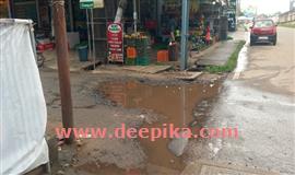 റോ​ഡി​ലേ​ക്കു ക​ട​ക്കാ​ൻ  കു​ഴി താ​ണ്ട​ണം