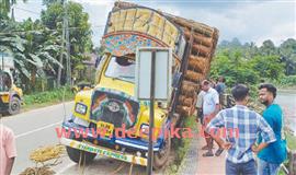 മു​ണ്ട​ക്ക​യം ബൈ​പാ​സിൽ  നി​ർ​ത്തി​യി​ട്ടി​രു​ന്ന ത​ടി​ലോ​റി ചെ​രി​ഞ്ഞു