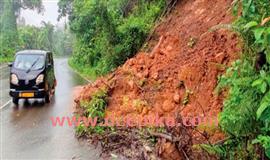 ക​രി​ച്ചേ​രി​ക്കു​ന്നി​ൽ  മ​ണ്ണി​ടി​ച്ചി​ൽ ഭീ​ഷ​ണി