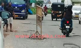 അ​പ​ക​ട​ക്കെ​ണി​യൊ​രു​ക്കി  ന​ടു​റോ​ഡി​ലെ ബാ​രി​ക്കേ​ഡു​ക​ള്‍