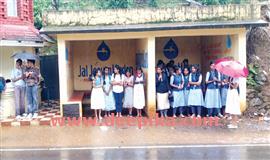 ബ​സ് കാ​ത്തി​രി​പ്പ് കേ​ന്ദ്രം ചെ​ളി​വെ​ള്ളം  ക​യ​റി ഉ​പ​യോ​ഗ ശൂ​ന്യ​മാ​യി