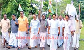 മ​ന്ത്രി​ സജി ചെറിയാന്‍റെ കോ​ലം ക​ത്തി​ച്ചു