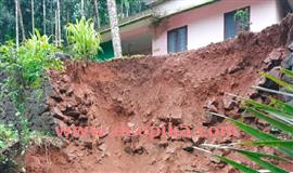 വീ​ടു​ക​ളു​ടെ സം​ര​ക്ഷ​ണ ഭി​ത്തി​ക​ൾ ത​ക​ർ​ന്നു