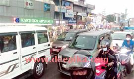 ചാ​രും​മൂ​ട് ജം​ഗ്‌​ഷ​നി​ൽ  ഗ​താ​ഗ​തക്കുരു​ക്ക് അ​ഴി​യാ​ക്കുരു​ക്ക്