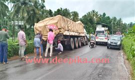 ത​ളി​പ്പ​റ​ന്പി​ൽ സി​മ​ന്‍റ് ക​യ​റ്റി വ​ന്ന ലോ​റി അ​പ​ക​ട​ത്തി​ൽ​പ്പെ​ട്ടു