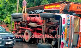 ക​ണ്ണൂ​ർ സെ​ൻ​ട്ര​ൽ ജ​യി​ലി​നു സ​മീ​പം ലോ​റി​യും കാ​റും കൂ​ട്ടി​യി​ടി​ച്ച് ലോ​റി മ​റി​ഞ്ഞു; മൂ​ന്നു പേ​ർ​ക്കു പ​രി​ക്ക്