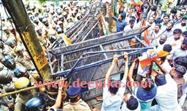 മ​ന്ത്രി വീ​ണ​യു​ടെ രാ​ജി: യൂ​ത്ത് കോ​ണ്‍​ഗ്ര​സ് മാ​ർ​ച്ചും റോ​ഡ് ഉ​പ​രോ​ധ​വും സം​ഘ​ർ​ഷ​ഭ​രി​തം