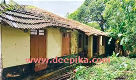 എ​ണ്ണ​പ്പാ​റ കു​ടും​ബാ​രോ​ഗ്യ​ കേ​ന്ദ്ര​ത്തി​ലു​മു​ണ്ട്  ത​ക​ർ​ന്നു​വീ​ഴാ​ൻ പാ​ക​ത്തി​ലൊ​രു കെ​ട്ടി​ടം