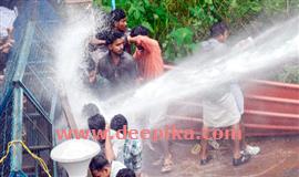 സ​ർ​വ​ക​ലാ​ശാ​ല‍​യി​ലേ​ക്ക് എ​സ്എ​ഫ്ഐ മാ​ർ​ച്ച്  ; സം​ഘ​ർ​ഷം; ജ​ല​പീ​ര​ങ്കി