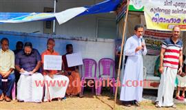 കു​ടി​വെ​ള്ള​ത്തി​ല്‍ രാ​സ​മാ​ലി​ന്യം; സ​മ​ര​ത്തി​ന് പി​ന്തു​ണ​യു​മാ​യി വൈ​ദിക​രും