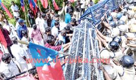 പാ​ദ​പൂ​ജ വി​വാ​ദം: പ്ര​തി​ഷേ​ധം ഇ​ര​മ്പി ; ഏ​ഴു പ്ര​വ​ര്‍​ത്ത​ക​ര്‍​ക്കു പ​രി​ക്കേ​റ്റു:  നേ​താ​ക്ക​ന്മാ​രെ അ​റ​സ്റ്റ് ചെ​യ്തു