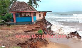 ക​ട​ല്‍​ക്ഷോ​ഭം രൂ​ക്ഷം;  തീ​ര​ദേ​ശ​വാ​സി​ക​ള്‍ ആ​ശ​ങ്ക​യി​ല്‍