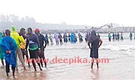 വീണ്ടും ഫൈ​ബ​ര്‍ ഓ​ടം മ​റി​ഞ്ഞു;  മ​ണ​ല്‍​ത്തി​ട്ട നീ​ക്കാ​ന്‍ മ​ത്സ്യ​ത്തൊ​ഴി​ലാ​ളി​ക​ള്‍