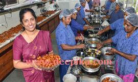 ഇ​രു​ള്‍ ലോ​ക​ത്ത് ജാ​സ്മി​ന്‍ ഏഴു ല​ക്ഷം  ഉണ്ണിയപ്പം ത​യാ​റാ​ക്കു​ക​യാ​ണ്