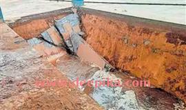 പു​ഴ വീ​ണ്ടും ഗ​തി​മാ​റി; അ​ജാ​നൂ​ർ ഫി​ഷ്  ലാ​ൻ​ഡിം​ഗ് സെ​ന്‍റ​ർ അ​പ​ക​ട​മു​ന​മ്പി​ൽ