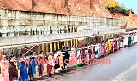 വീ​ര​മ​ല​ക്കു​ന്നി​നാ‍​യി പ്ര​തി​ഷേ​ധ​മ​തി​ൽ തീ​ർ​ത്തു