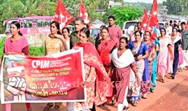 ദേ​ശീ​യ​പാ​ത നി​ര്‍​മാ​ണത്തിലെ അ​പാ​ക​ത​ക്കെ​തി​രെ പ്ര​തി​ഷേ​ധം