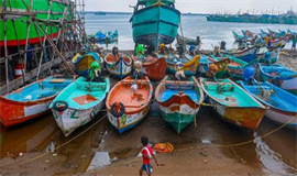 ട്രോ​ളിം​ഗ് : വ​ഞ്ചി​നി​റ​യാ​തെ പ​ര​മ്പ​രാ​ഗ​ത  മ​ത്സ്യത്തൊഴി​ലാ​ളി​ക​ള്‍
