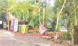 ആലുവ സബ് ട്രഷറിയുടെ ചുറ്റുമതിൽ തകർന്നിട്ട് രണ്ടു വർഷം; കണ്ട ഭാവം നടിക്കാതെ അധികൃതർ