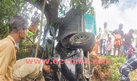 കാ​ർ സ്കൂ​ട്ട​റി​ലി​ടി​ച്ച്  ത​ല​കീ​ഴാ​യി മ​റി​ഞ്ഞു
