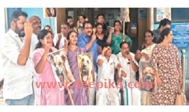 തെരുവുനായ ശല്യം : യുഡിഎഫ് കൗ​ൺ​സി​ല​ർ​മാ​ർ കുത്തിയിരുന്ന് പ്ര​തി​ഷേ​ധി​ച്ചു
