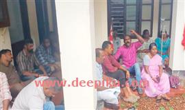 ഓ​യി​ല്‍​പാം ഏ​രൂ​ര്‍ എ​സ്റ്റേ​റ്റി​ല്‍ സീ​നി​യ​ര്‍ മാ​നേ​ജ​രെ  എ​ഐ​ടിയു​സി പ്ര​വ​ര്‍​ത്ത​ക​ര്‍ ഉ​പ​രോ​ധി​ച്ചു