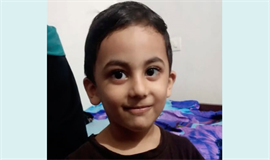 മാ​താ​വി​ന്‍റെ ക​ണ്‍​മു​മ്പി​ല്‍  മൂ​ന്നു​വ​യ​സു​കാ​ര​ന്‍ വാ​ഹ​ന​ത്തി​ന​ടി​യി​ല്‍​പെ​ട്ട് മ​രി​ച്ചു