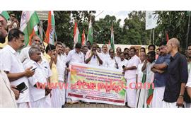 വീ​ണ ജോ​ർ​ജി​ന്‍റെ രാ​ജി​ക്കാ​യി  മാ​ർ​ച്ചും ധ​ർ​ണ​യും ന​ട​ത്തി