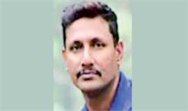 കാ​റി​ടി​ച്ച് ബൈ​ക്ക് യാ​ത്രി​ക​ന്‍ മ​രി​ച്ചു;  ഭാ​ര്യ ഗു​രു​ത​രാ​വ​സ്ഥ​യി​ല്‍