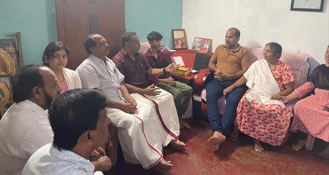 ര​ഞ്ജി​ത​യു​ടെ കു​ടും​ബ​ത്തെ സ​ന്ദ​ർ​ശി​ച്ച് പ്ര​വാ​സി സം​സ്കൃ​തി അ​സോ​സി​യേ​ഷ​ൻ