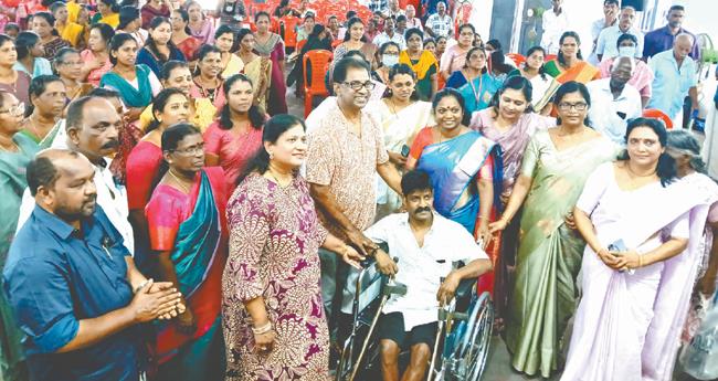 സ്നേഹത്തിന്‍റെ വീ​ൽ​ചെ​യ​ർ ന​ൽ​കി  അ​മേ​രി​ക്ക​ൻ മ​ല​യാ​ളി