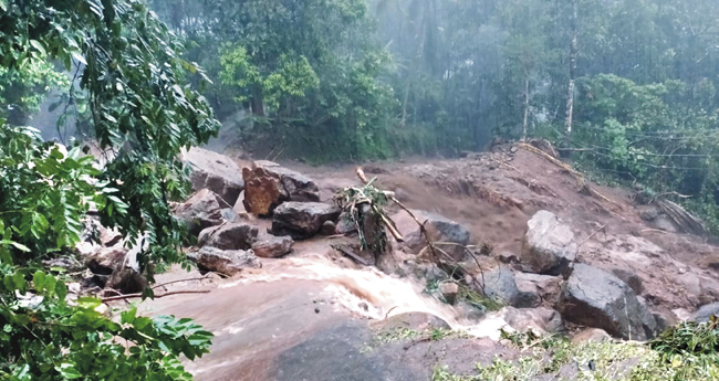 ക​ന​ത്ത മ​ഴ​യെ​ത്തു​ട​ര്‍​ന്ന് തീ​ക്കോ​യി ത​ല​നാ​ട് വെ​ള്ളാ​നി​യി​ല്‍ ഉ​രു​ള്‍ പൊ​ട്ടി റോ​ഡ് ത​ക​ര്‍​ന്ന​പ്പോ​ള്‍.